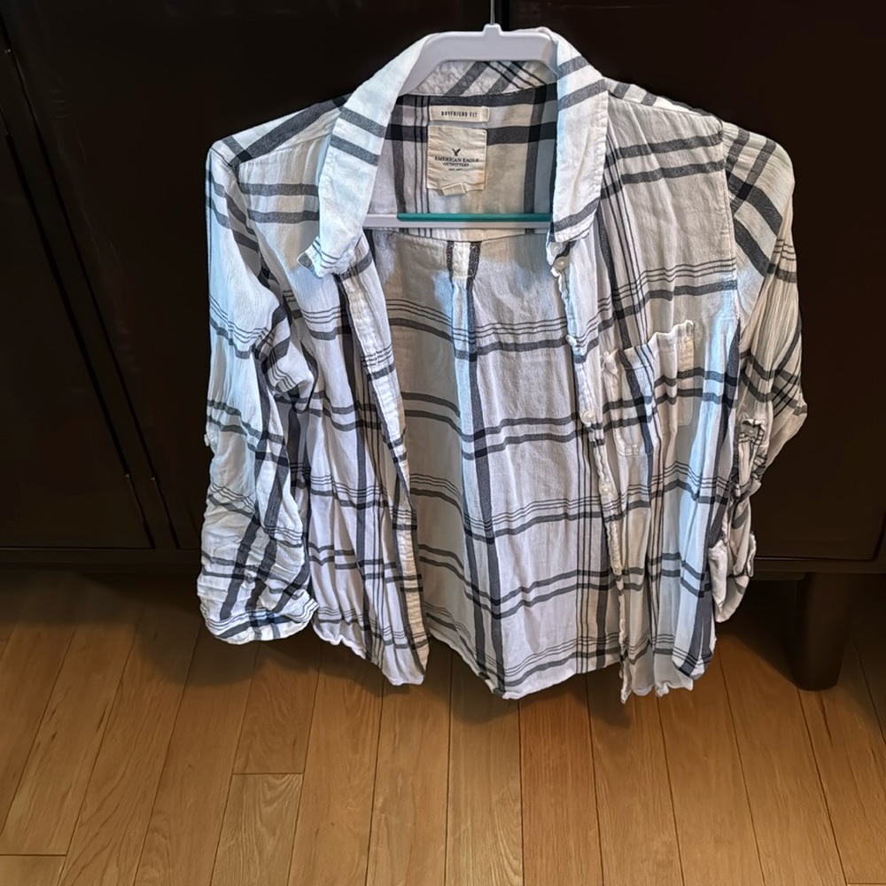 American Eagle long sleeve button down lightweight material
